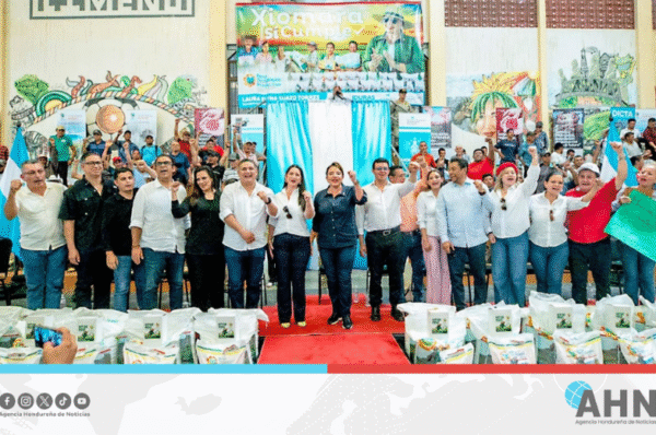 Presidenta Castro entrega Bonos Tecnológicos Productivos en norte de Honduras