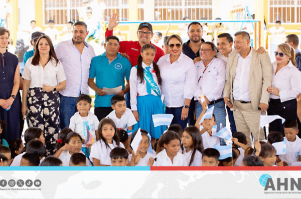 Presidenta Xiomara Castro reinaugura centro educativo en Honduras