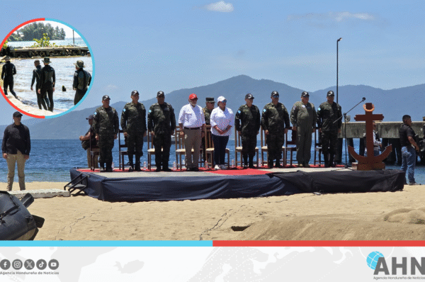 Presidenta Castro participa en graduación de 16 buzos militares