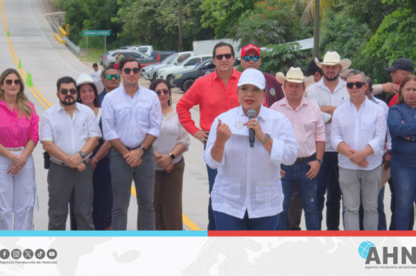 Presidenta Castro inaugura tramo carretero que conecta el centro y oriente de Honduras