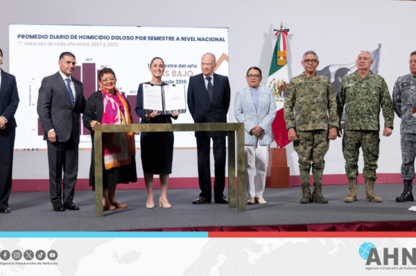 Presidenta de México firma estrategia nacional para combatir extorsión