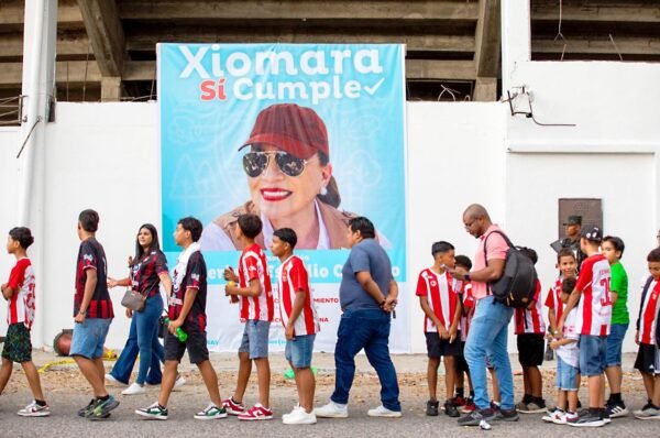 Presidenta Castro inaugura tercera cancha híbrida en Honduras