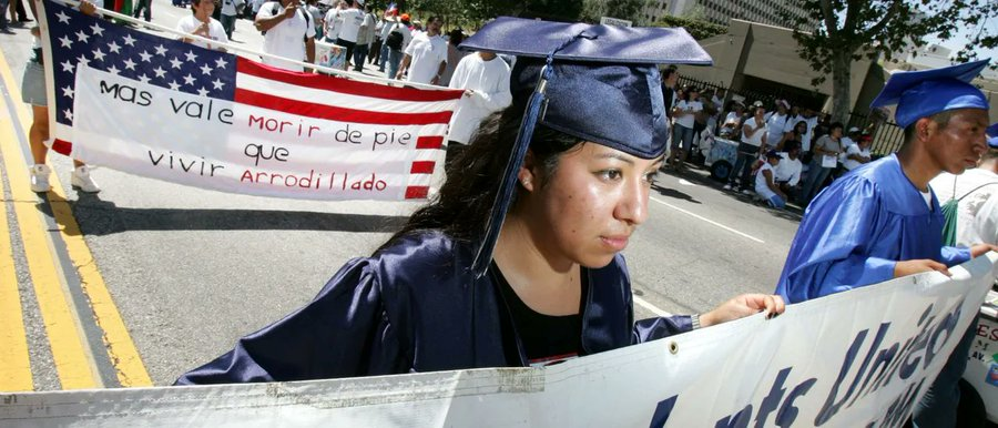 Donald Trump suspende apoyo económico a la educación de inmigrantes.