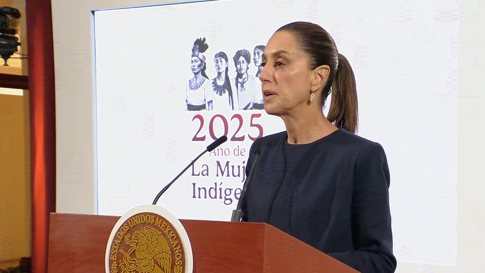 Presidenta de México firma estrategia nacional para combatir extorsión.