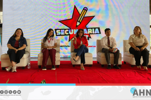 Abogada Rixi Moncada enfatiza importancia de democratizar economía de Honduras en conversatorio con estudiantes