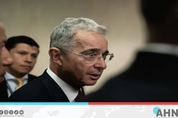 Expresidente colombiano es condenado a 12 años de prisión domiciliaria por soborno y fraude