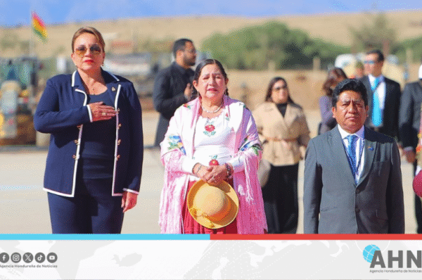 Presidenta de Honduras arriba a Bolivia para participar en Bicentenario de Independencia