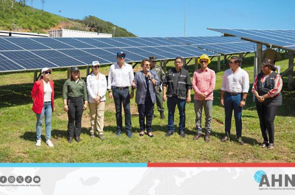 Ministro destaca reducción del 49 % en tarifa de energía en isla hondureña