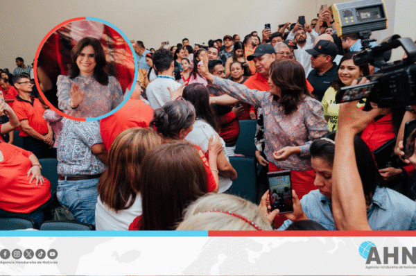 Abogada Rixi Moncada reitera compromiso con maestros de Honduras