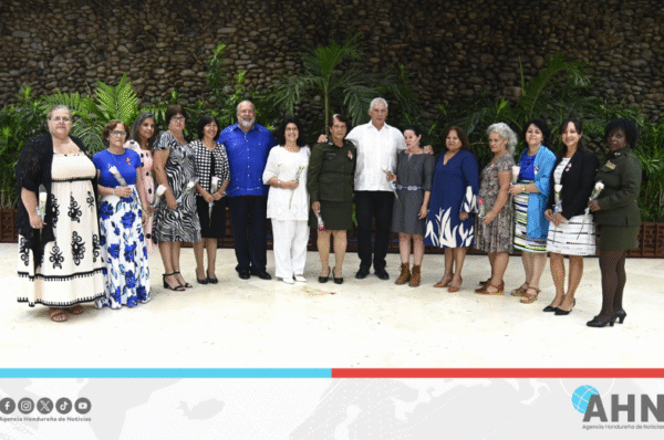 Cuba condecora más de 35 integrantes de la Federación Mujeres