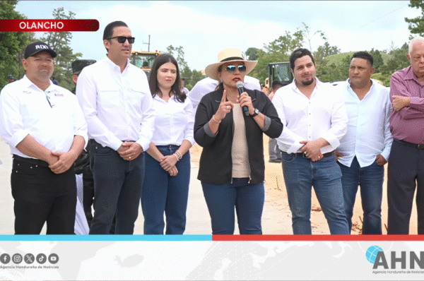 Supervisa Presidenta Castro proyecto carretero en región  centro oriental de Honduras