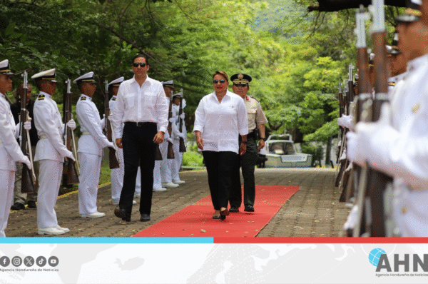 Presidenta Castro rinde homenaje a Fuerza Naval hondureña en su 160 aniversario