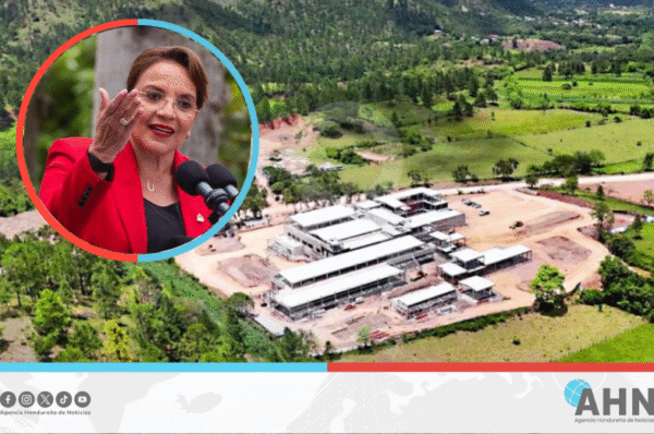 Presidenta Castro supervisa avances en hospital del oriente de Honduras