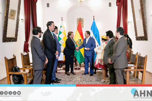 Presidenta Castro sostiene reunión bilateral con su homólogo de Bolivia