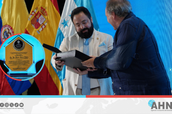 Presidente del Congreso hondureño recibe reconocimiento de universidades españolas