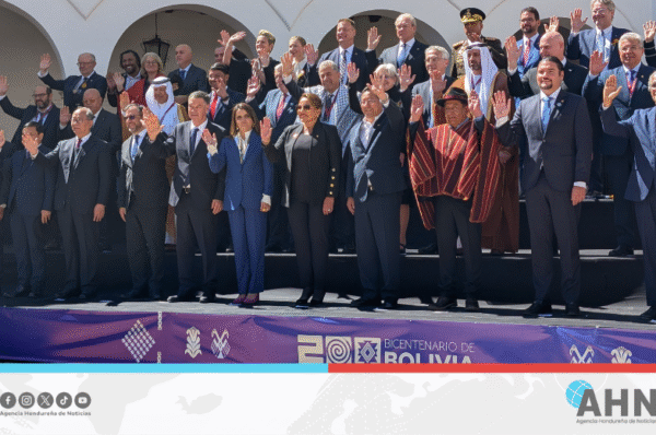 Presidenta Castro participa en Bicentenario de Independencia de Bolivia