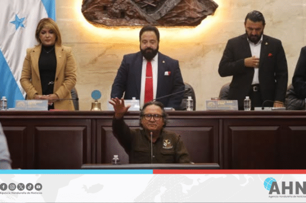Sacerdote Leopoldo Serrano dirige mensaje de reflexión en el Congreso Nacional de Honduras