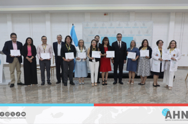 Cancillería reconoce a docentes universitarios por formación de hondureños en el extranjero