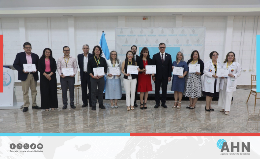 Cancillería reconoce a docentes universitarios por formación de hondureños en el extranjero