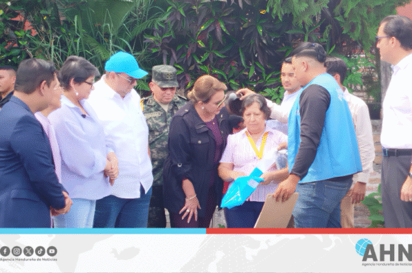Presidenta Xiomara Castro supervisa entrega de medicamentos en capital de Honduras