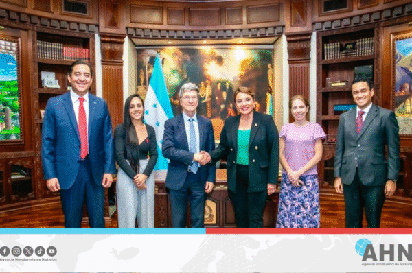 Presidenta de Honduras discutió estrategias para fortalecer finanzas del país con economista Jeffrey Sachs