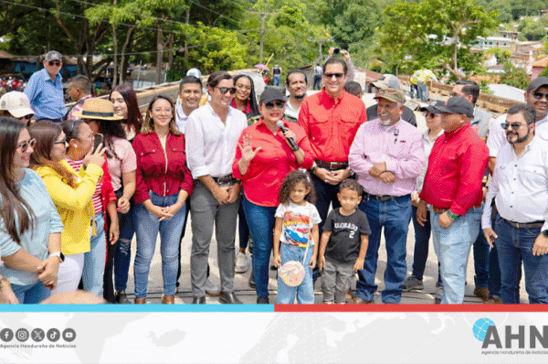 Presidenta Castro supervisa construcción de puente en centro de Honduras
