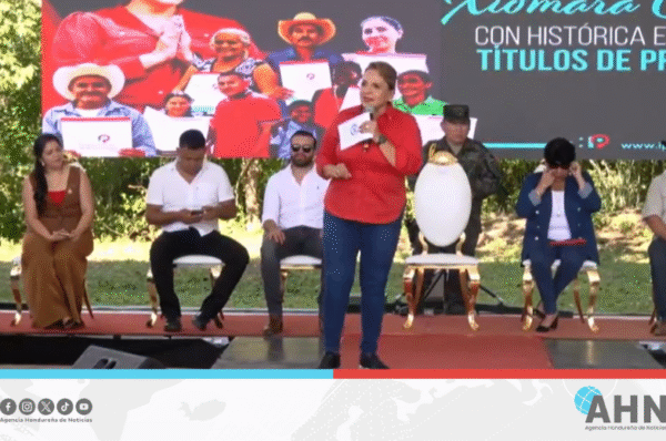 Presidenta Xiomara Castro entrega 995 títulos de propiedad en occidente de Honduras