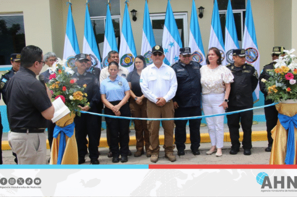 Inaugura Honduras centro educativo bilingüe para hijos de agentes policiales