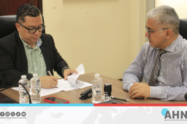 Salud de Honduras firma acuerdo con gremio de enfermería tras diálogo