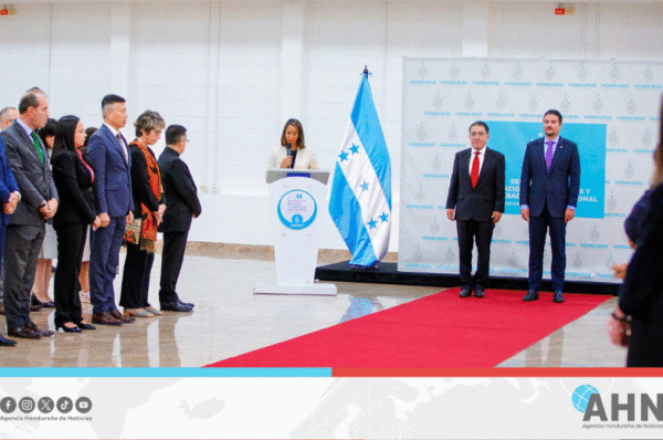 Gobierno de Honduras condecora a comunicador por defensa infantil