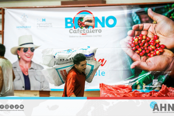 Presidenta de Honduras entrega 1,200 sacos de fertilizante a caficultores