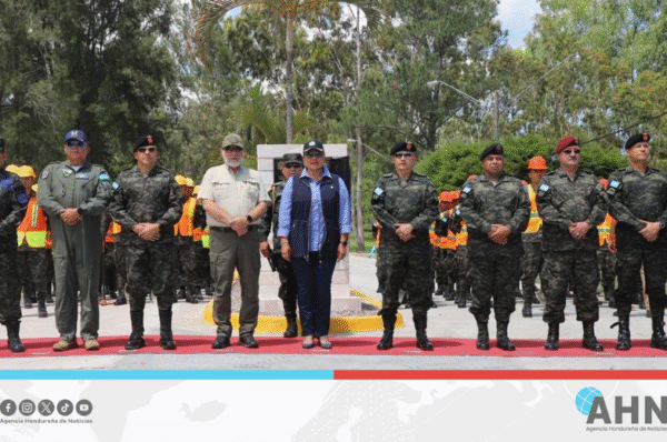 Presidenta Castro participa en graduación de tropas especializadas en Honduras