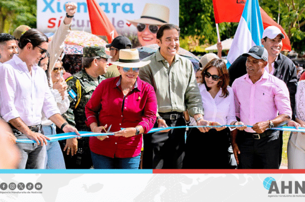 Presidenta Castro inaugura carretera en zona centro de Honduras