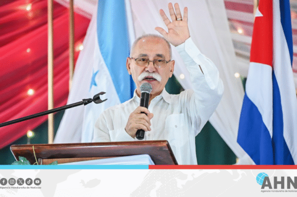 Embajador cubano destaca alfabetización de un millón de hondureños