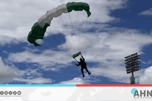 FFAA deslumbran cielos hondureños por 204 años de Independencia
