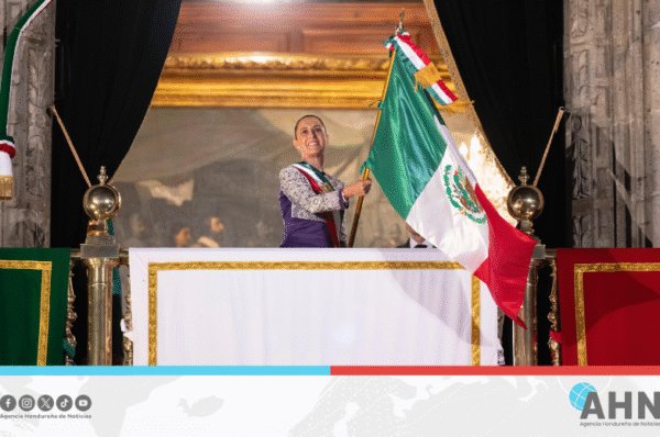 Presidenta de México encabeza 215 Aniversario del Grito de Independencia