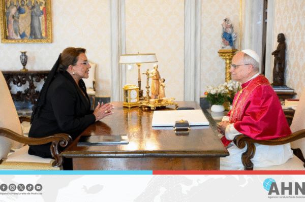 Presidenta hondureña fortalece amistad con su Santidad León XIV