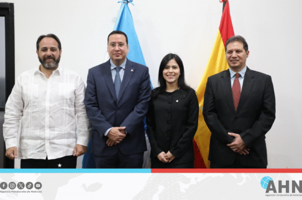 Honduras y España firman convenio para becas en transparencia estatal