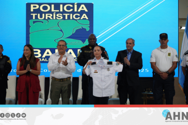 Instituto Hondureño de Turismo presentan nuevo uniforme de la Policía Turística