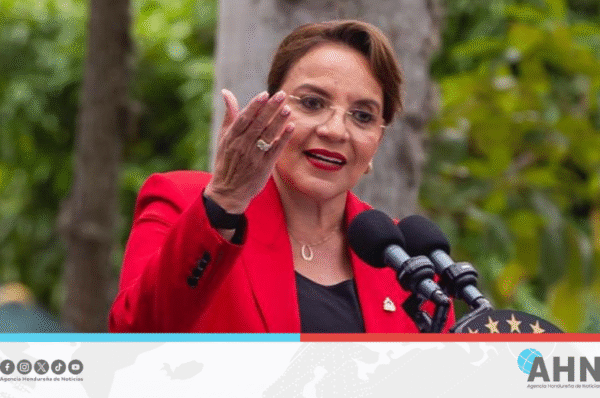 Presidenta de Honduras reafirma compromiso con juventud y refundación del país
