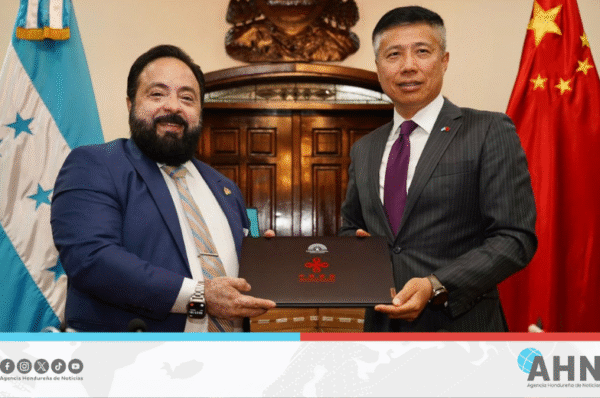 Congreso hondureño recibe computadoras de China para fortalecer capacidad administrativa