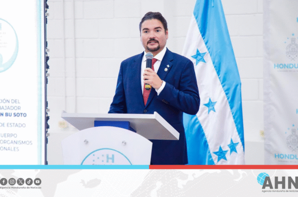 Canciller hondureño aclara que sigue en funciones oficiales y desmiente supuesta renuncia