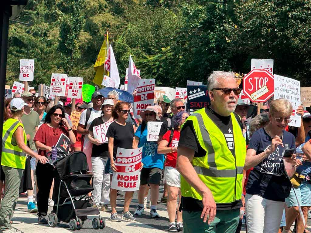 Miles de personas protestan en EEUU contra redadas y militarización de Trump.