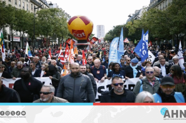 Miles de Franceses protestan contra recortes presupuestarios del Gobierno