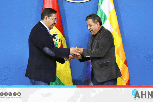Presidente de Bolivia entrega bastón de mando previo a viaje oficial a Brasil