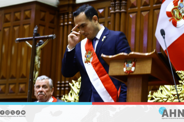 Presidente del Congreso de Perú asume Poder Ejecutivo tras destitución de Dina Boluarte