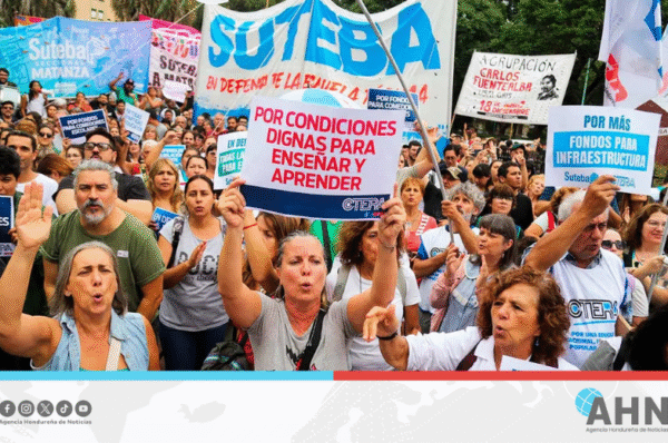 Docentes en Argentina protestan contra políticas educativas de Milei