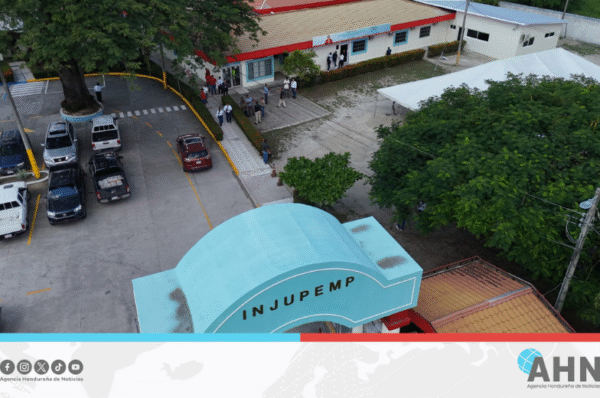 Autoridades visitan quinta clínica oftalmológica gratuita en norte de Honduras