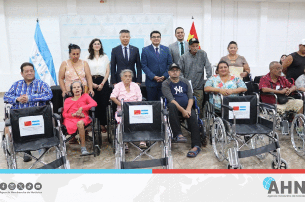 Cancillería de Honduras recibe sillas de ruedas de China
