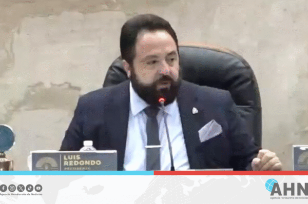 Titular del Poder Legislativo resalta valor cívico del Congreso Infantil hondureño